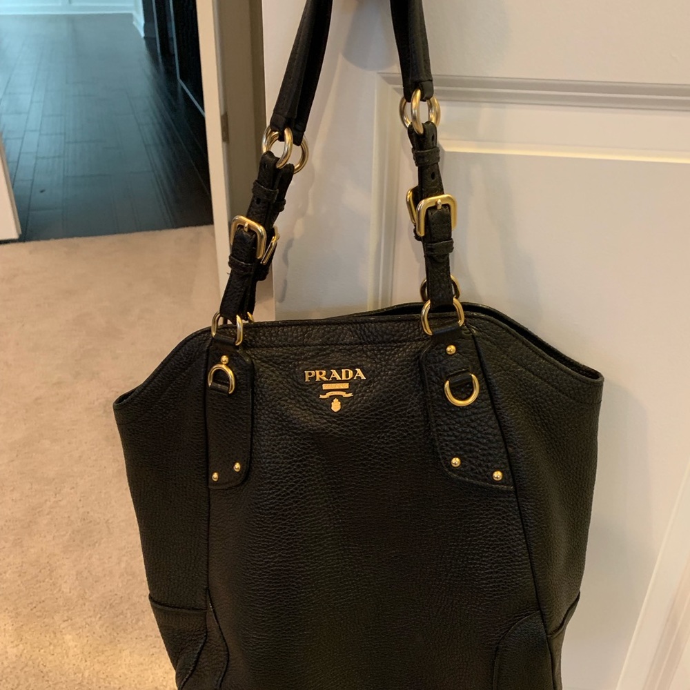 Authentic Black Prada Handbag!❤️